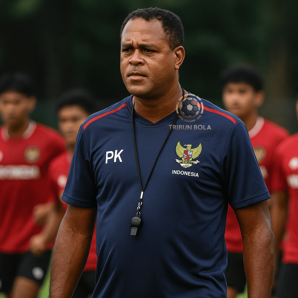 Patrick Kluivert memimpin latihan Timnas Indonesia