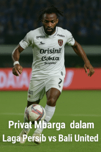 Privat Mbarga dari Bali United menggiring bola dengan penuh konsentrasi di pertandingan melawan Persib Bandung